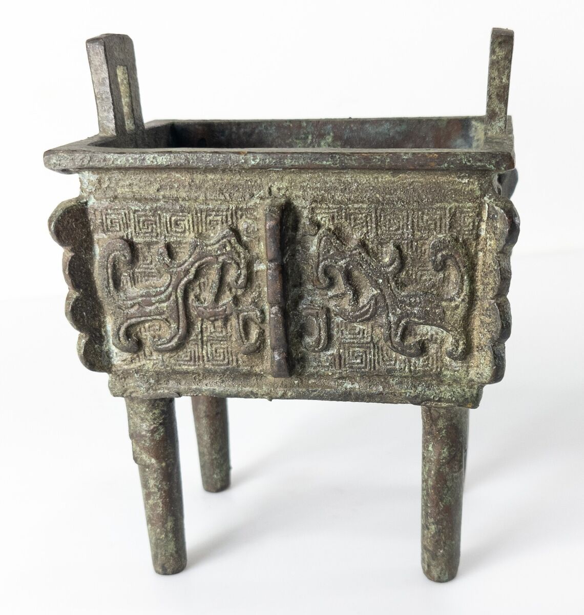 Bronze Ritual Wine Jar Table Lamp - Zhou Dynasty Style Bronze Ritual Wine Jar Table Lamp - Zhou Dynasty Style