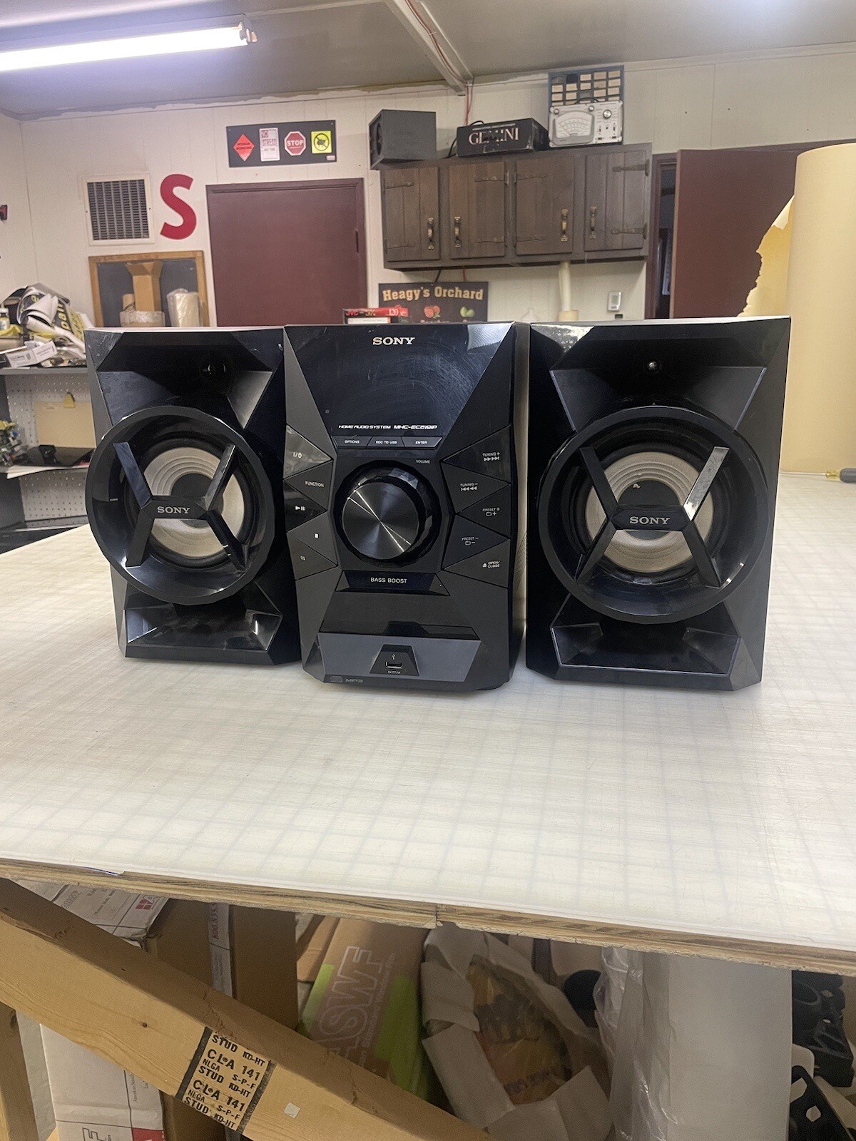 Sony Bookshelf Stereo System CD/ Radio/ Iphone HCDEC619iP read