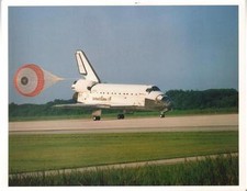 8 X 10" PHOTOGRAPH LG-1997-09-22-KSC NASA SPACE SHUTTLE DISCOVERY RETURNS VGC