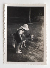 Enfant chapeau carresse chèvre bouc animal mignon - Photo ancienne snapshot