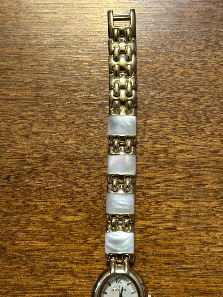 Relógio social feminino Elgin quartzo rosto de madrepérola pulseira dourada e esfregão - Imagem 3 de 4