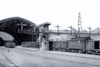 Blick auf die Bahnsteige und die Signalbrücke des Bahnhofs Madrid AK aus Spanien