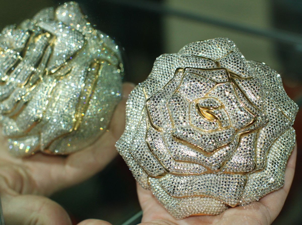 JUDITH LEIBER SWAROVSKI CRYSTAL WEDDING BRIDAL WHITE PEONY BAG JUDITH LEIBER SWAROVSKI CRYSTAL WEDDING BRIDAL WHITE PEONY BAG