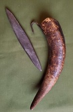 ANCIEN COFFIN  DE FAUCHEUR EN CORNE AVEC SA PIERRE À AIGUISER - BEL OBJET - K2