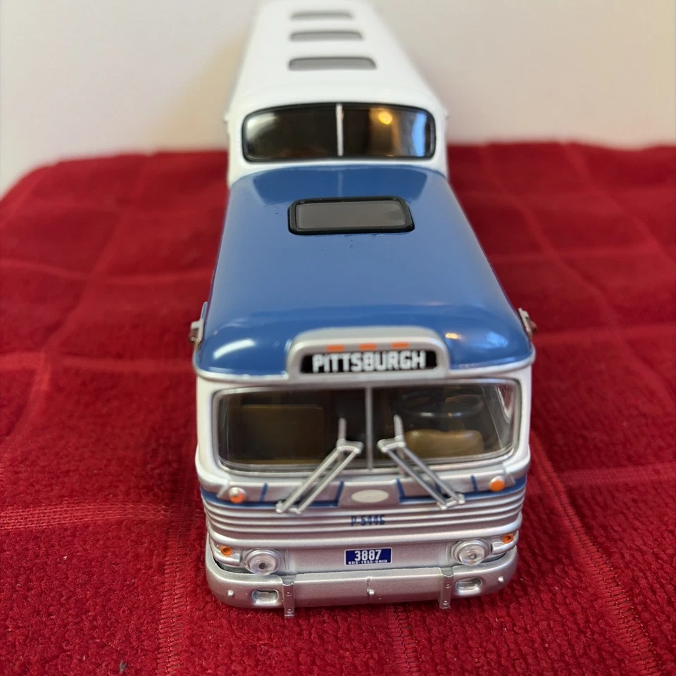 Corgi #US54405 GM4501 Greyhound Scenicruiser Pittsburgh 1:50 Diecast NIB #73 - Image 2 of 4