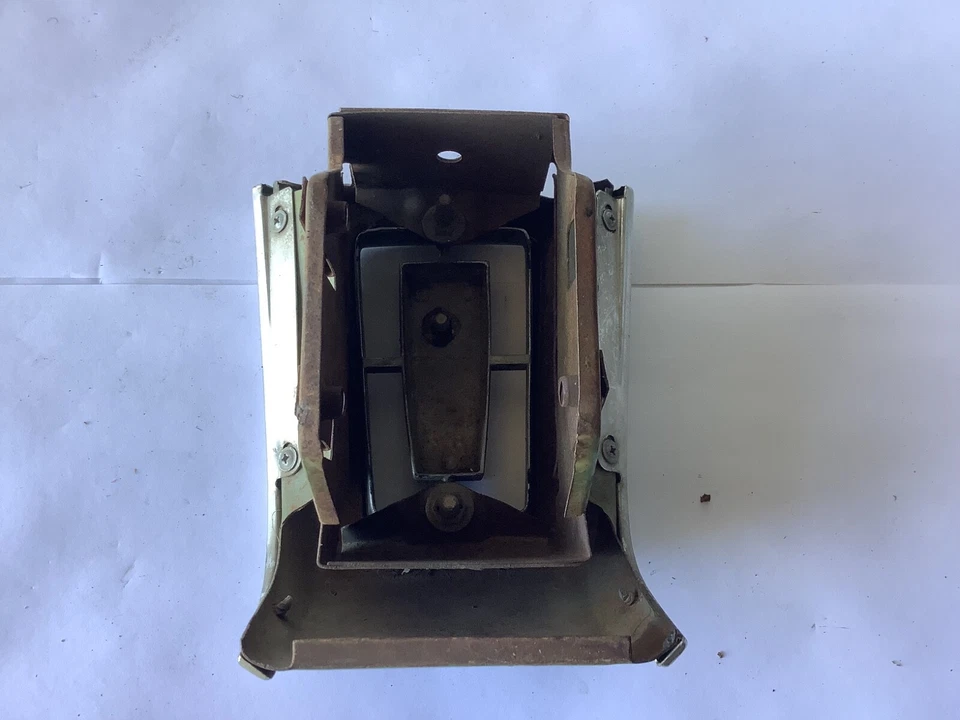 Adorno emblema central Grile 1967-1968 Ford Cougar 5-6-6-p Foto 4 de 4