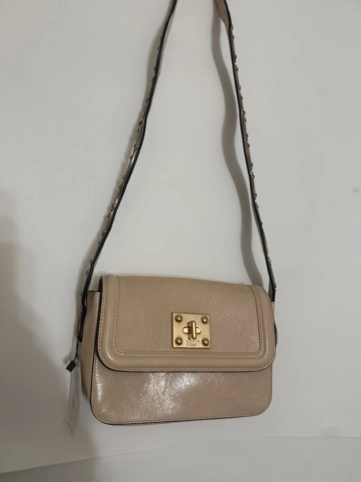 BOLSO DE HOMBRO ROJO VALENTINO SIN CUERO EMBELLECIDO NUEVO CON ETIQUETAS $960 Foto 2 de 4