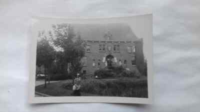 Ein Schwarz-Weiß Foto, glückliches Leben, ein Kind, vor der Schule, 1950