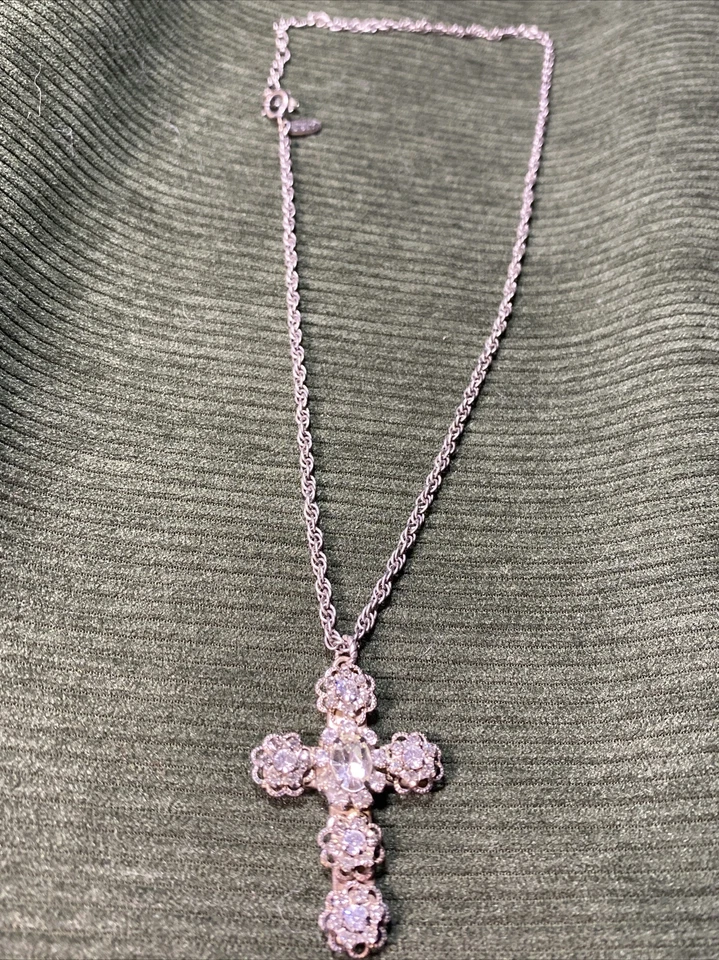 COLGANTE LIZ PALACIOS SF CRISTAL VINTAGE CRUZ CON JOYAS TONO PLATA Foto 3 de 4