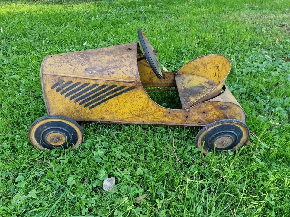 voiture à pédales ancienne En Tôle. - Photo 4/4