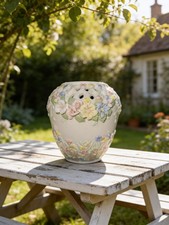 Porcelanowa doniczka w stylu Capodimonte z nałożonymi dekoracjami kwiatowymi i kratą.