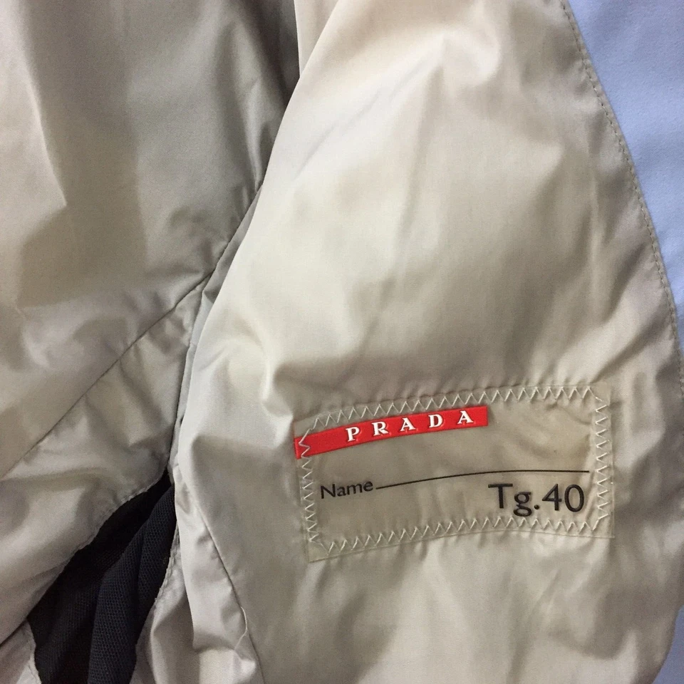 Chaqueta de lluvia PRADA Italia azul con bolsillos con cremallera logotipo herrajes para mujer talla pequeña/mediana Foto 3 de 4