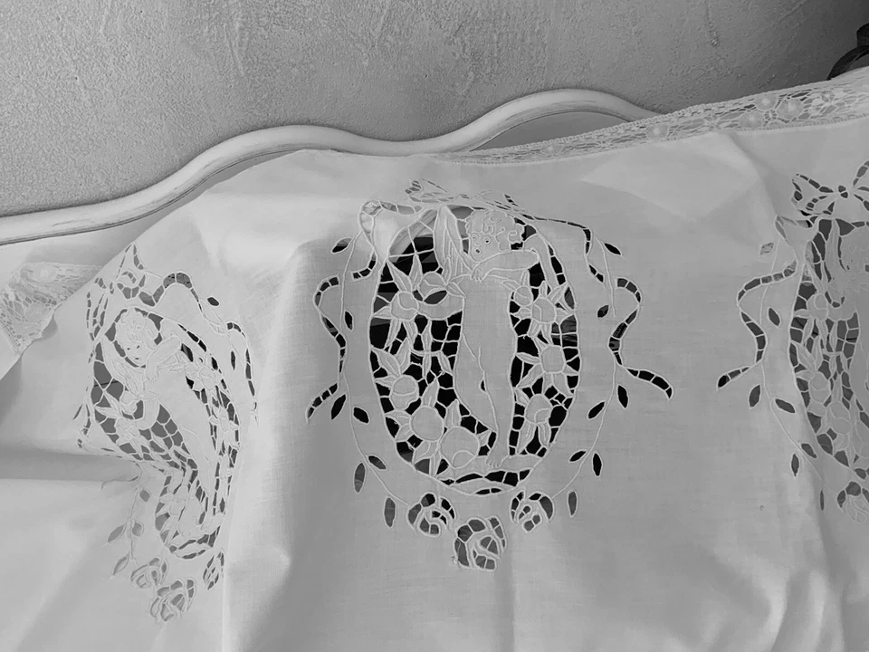 Linge Ancien Dessus De Commode Chemin De TaBle Brodé D’angelots  Et Dentelle - Photo 3/4
