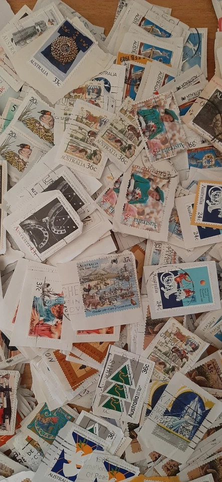 x(AUS-M09) AUSTRALIA Kiloware On PAPER - mixture of 1500+ stamps with duplicates - Image 4 of 4