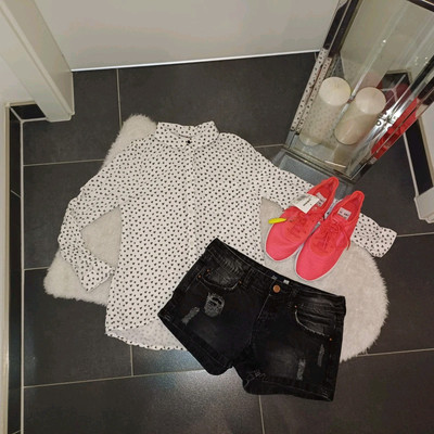 Neu set outfit XS 34 36 Bluse Herzmotiv  Jeans Shorts schwarz weiß Top Zustand