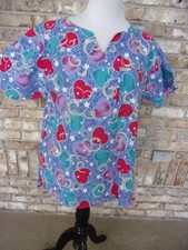 CREST SCRUB TOP SZ M  COLORFUL HEARTS/STARS  PRINT COTTON BLEND S/S V NECK