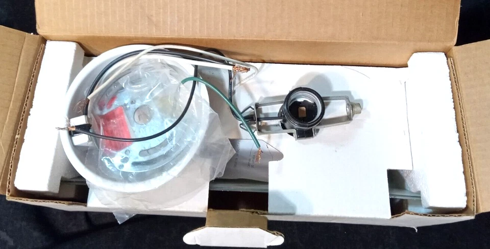 Thomas Lighting Bath Lighting DY6229 White - Image 2 of 4