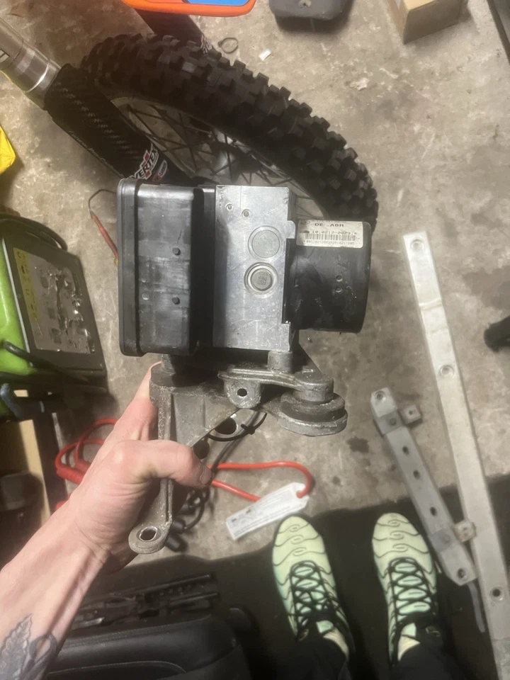 MERCEDES W204 BRAKE PUMP ABS ESP HYDRAULIC BRAKING UNIT A2049012500 - C220 2011 - Image 3 of 4