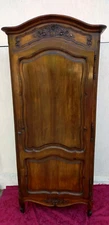 Louis XV Provencal style carved walnut bonnetière 20th century.