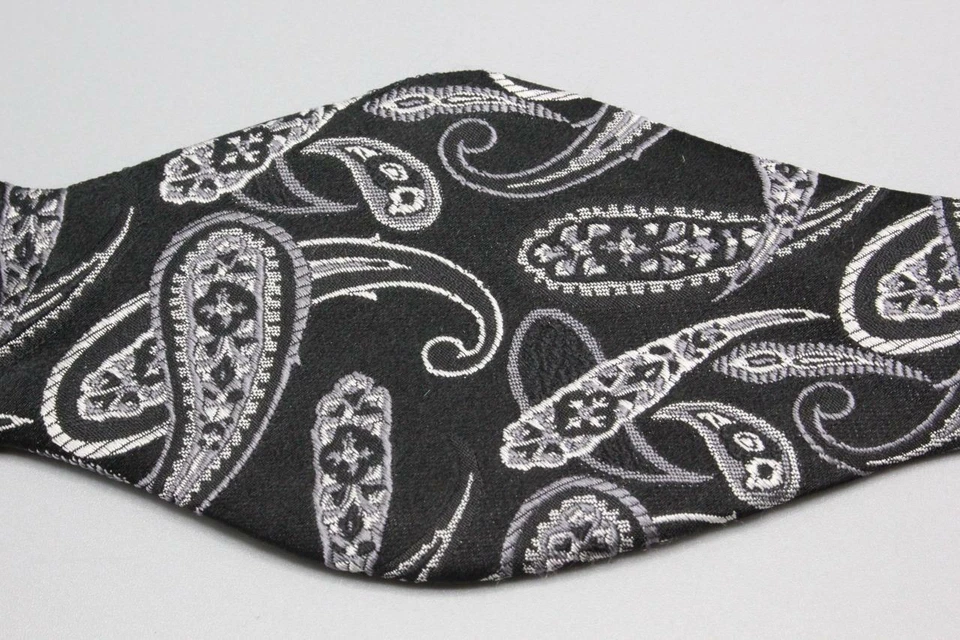 Pajarita de seda ajustable BRUNO PIATTELLI. Paisley negro con plata. Foto 2 de 3