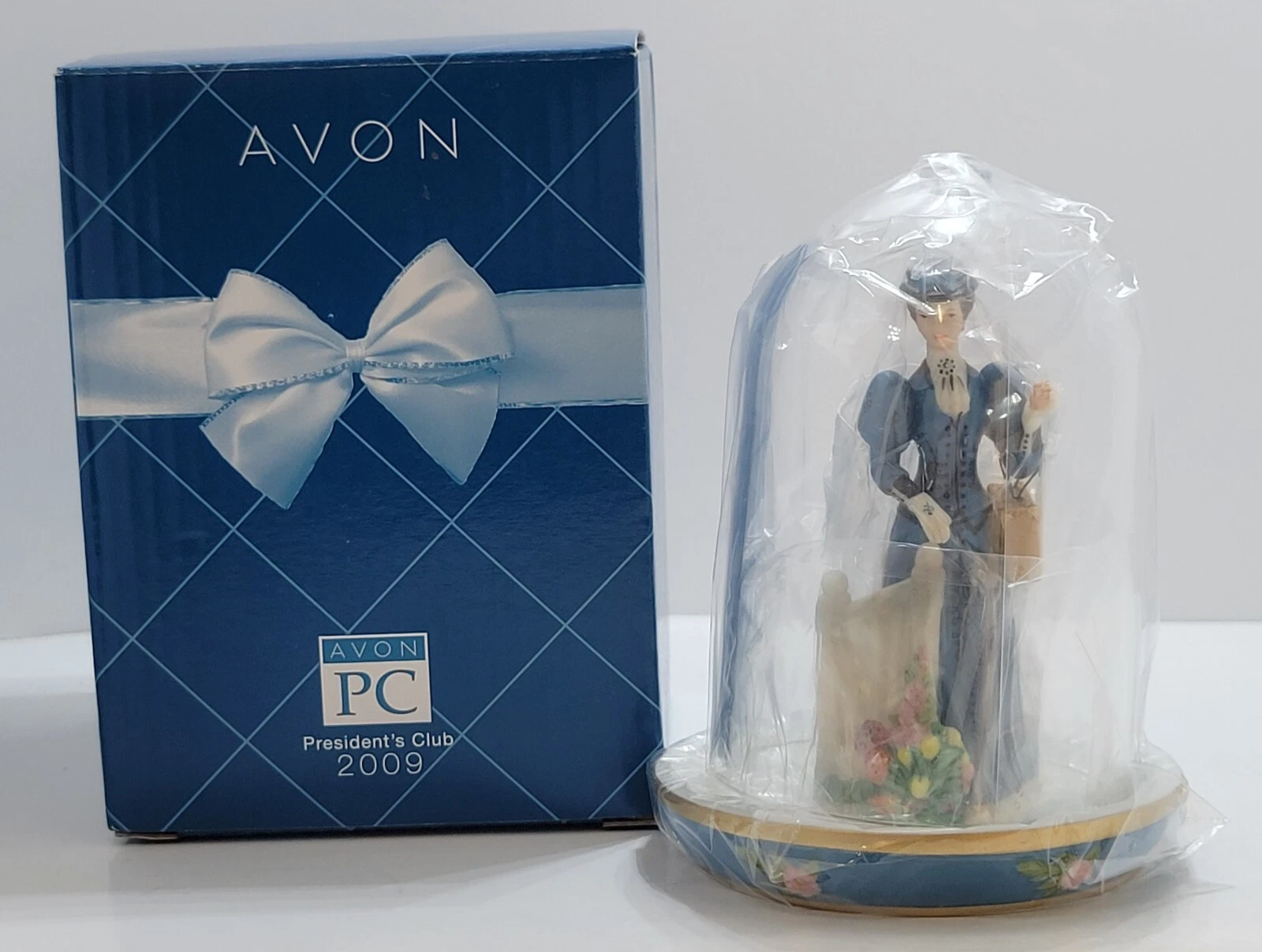 2009 Avon Collectibles Mrs P.F.E Albee 4" Figurine With Glass Protector New