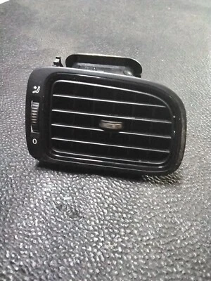 Buse Grille de ventilation Droite de Tableau de Bord Volkswagen Polo Année 2010 - Photo 1/4