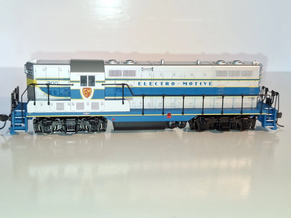 Atlas Classic 8409 DCC Fitted. EMD Demonstrator 200. Excell cond. HO scale.Boxed - Image 3 of 4