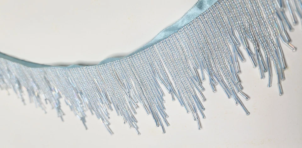 Borde de flecos con cuentas de vidrio azul claro iridiscente - 9 yardas en total, usado Foto 4 de 4