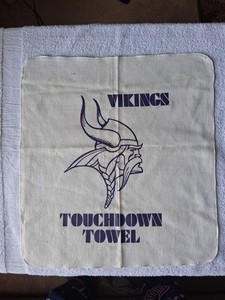 VINTAGE MINNESOTA VIKINGS TOUCHDOWN TOWEL 15 X 16-1/2"  Lettering & Logo Nice