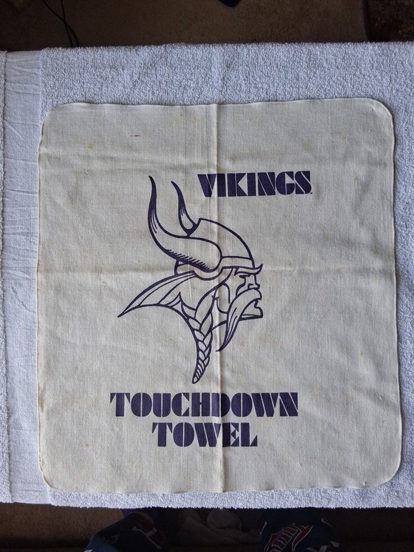 VINTAGE MINNESOTA VIKINGS TOUCHDOWN TOWEL 15 X 16-1/2"  Lettering & Logo Nice