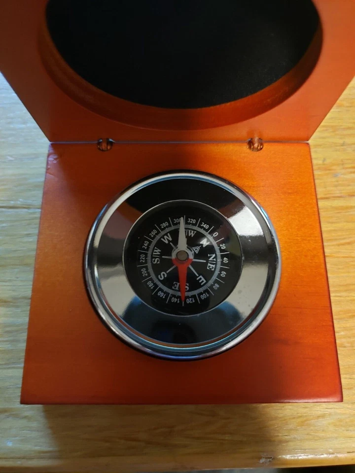 Brújula Executive CCL en caja de madera 3 1/8 x 3 1/8 dimensiones de caja. Foto 3 de 4