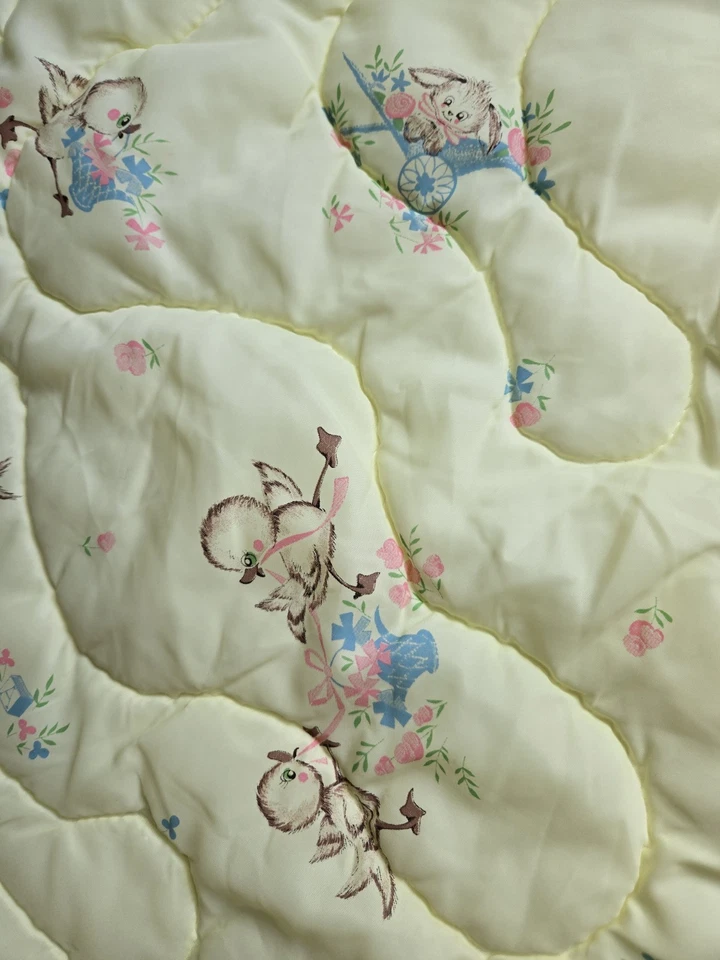 Manta cuna bebé vintage años 50 patos y conejitos amarillos con volantes encaje usada en excelente estado Foto 4 de 4