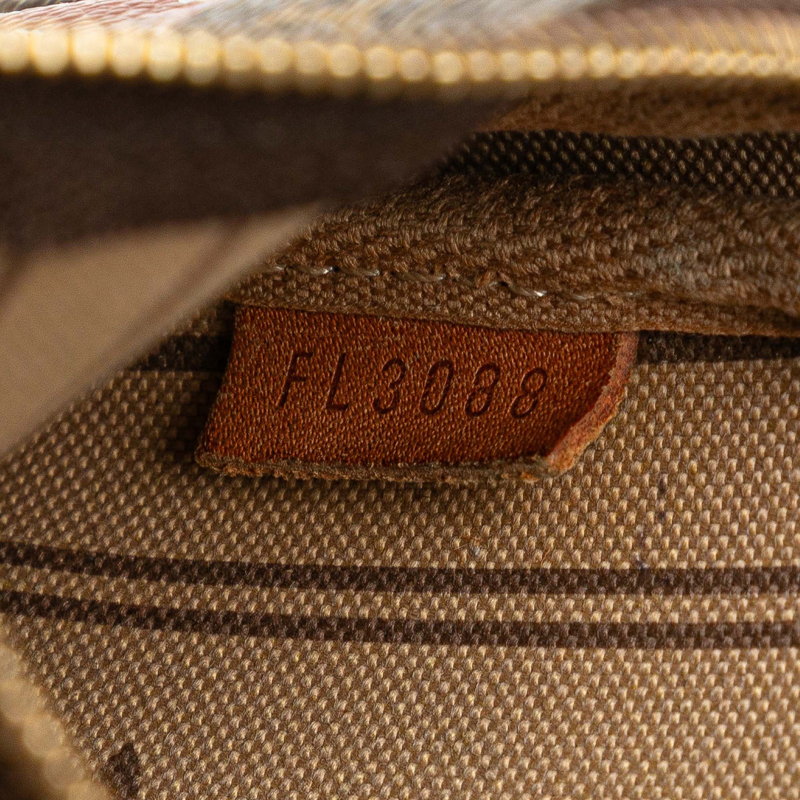 Authenticated Louis Vuitton Monogram Patch Mini P… - image 6