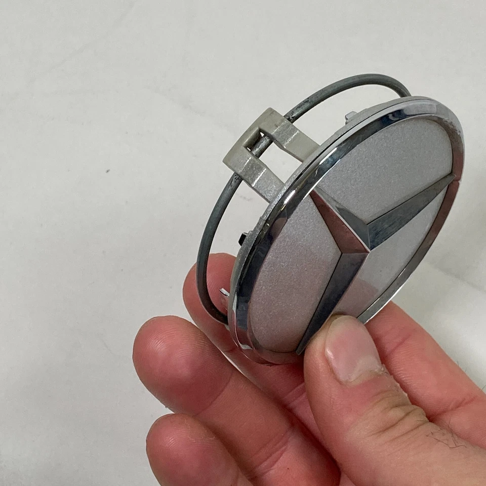 Tapacubos centrales para Mercedes-Benz E430 1996-2002 lado del conductor plástico plateado Foto 3 de 4