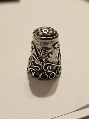 Vintage Pawn Mexico Signed J.C.H Art Deco Scallop Edge Leafs Heavy Thimble 18