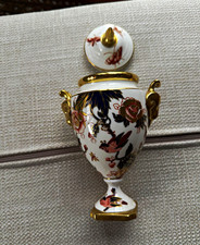 Porzellanurne mit Deckel & Griffen, wei&szlig;es Blumenmuster mit Goldrand, gl&auml;nzend