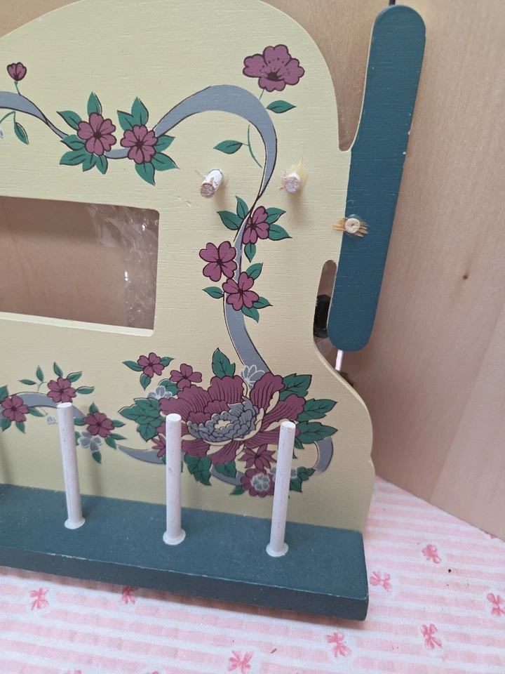 Único Soporte de hilo en forma de máquina de coser colgante de pared decorativo Foto 3 de 4