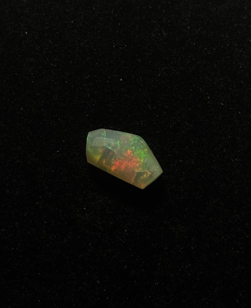 Opale Welo éthiopienne de 2,65 ct taillée artisanalement pour haute joaillerie