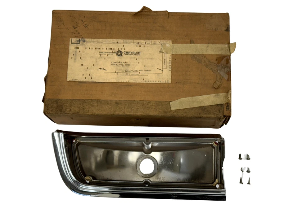 Plymouth Fury II 1967 pasajero derecho luz trasera lámpara carcasa 2606302 nuevo de stock Foto 2 de 4