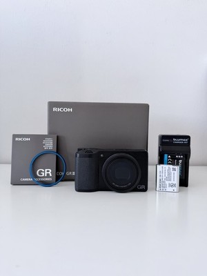 Ricoh Gr III Kompaktkamera mit Zubehörpaket