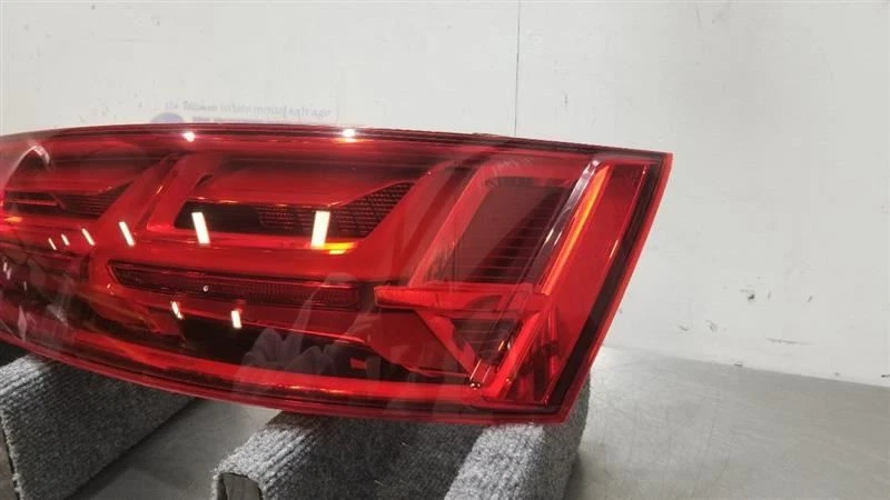 18 2018 AUDI Q7 LUZ TRASERA LUZ PASAJERO DERECHO Foto 4 de 4
