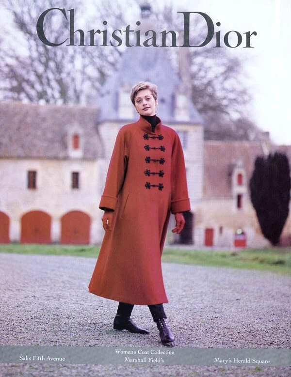 Cappotto rosso moda Dior 1994 donna che cammina 1 pagina RIVISTA ANNUNCIO
