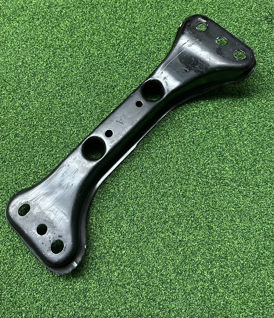 マッサ Nissan 240sx KA24 Transmission Crossmember OEM 