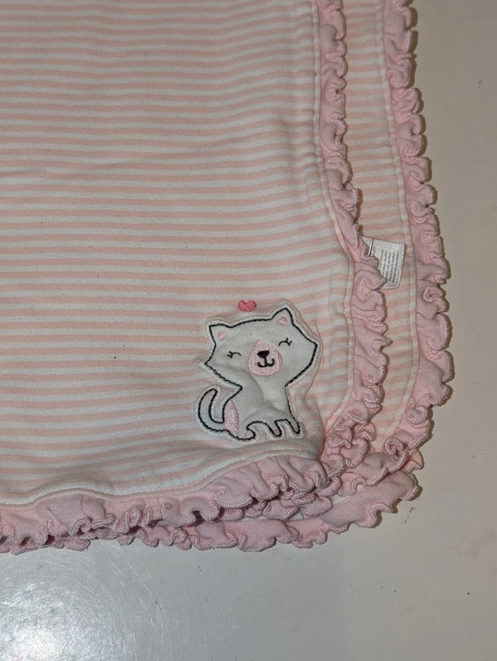 Manta bebé Just One You by Carter's rosa gato rayas rosas borde volantes algodón Foto 3 de 4
