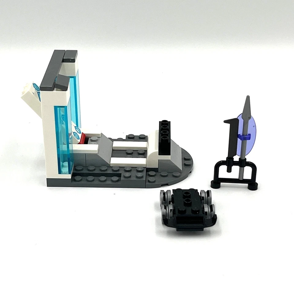 Lego Black Panther Shuri's Lab #76212 w/Minifigures Complete Built - Image 2 of 4