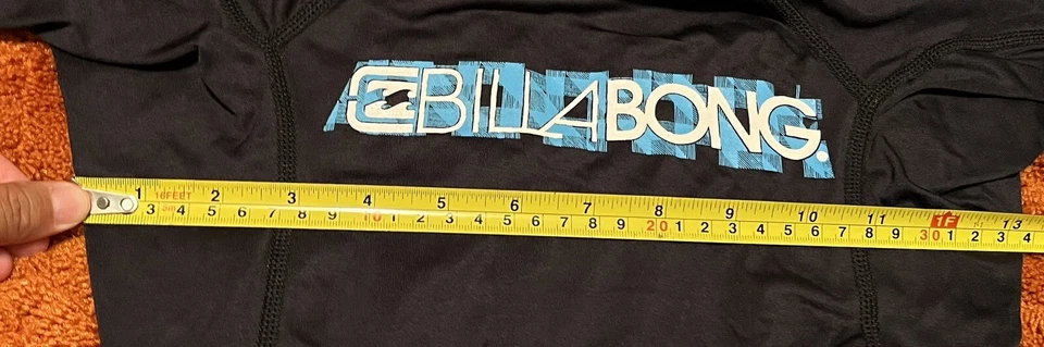 Protector contra erupciones manga corta Billabong negro y azul niños talla pequeña UPF 50 Foto 3 de 4