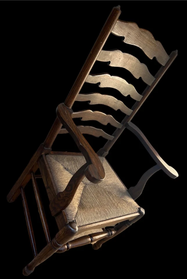Silla con respaldo de escalera asiento Rush tejido de madera de roble con brazos principios de América de la década de 1920 Foto 3 de 4