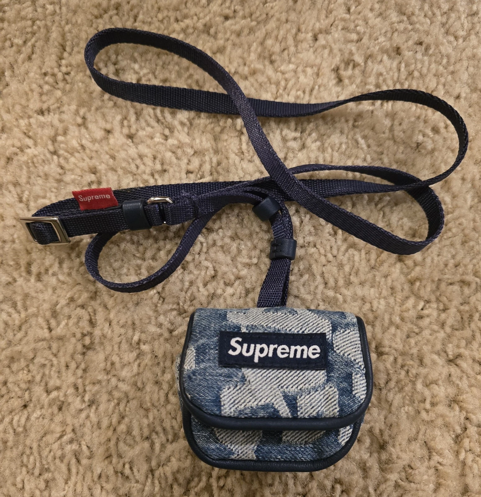 Étui Airpod en denim jacquard Supreme Fat Tip   Bleu   SS22   LIVRAISON GRATUITE ! 
