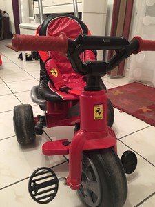 trotteur ferrari rouge