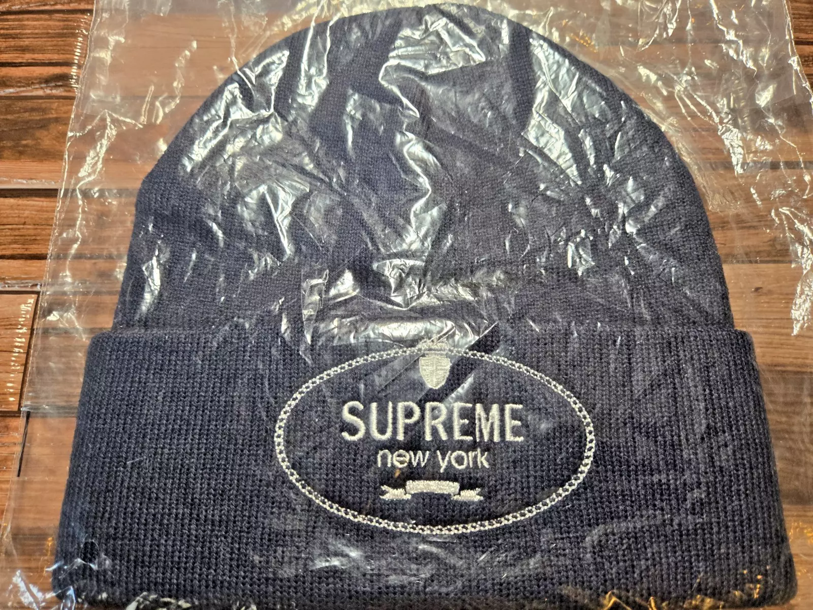 Supreme New York Crest Beanie bleu marine chapeau tricot FW24 OS